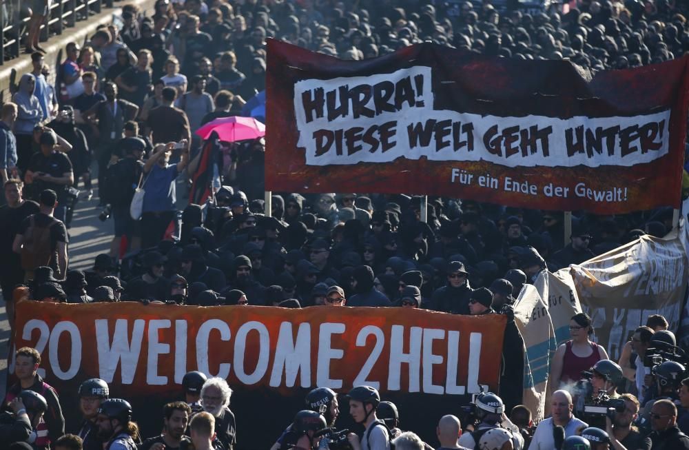 Grupos de manifestantes violentos han protagonizado graves incidentes en Hamburgo con motivo de la cumbre del G-20.