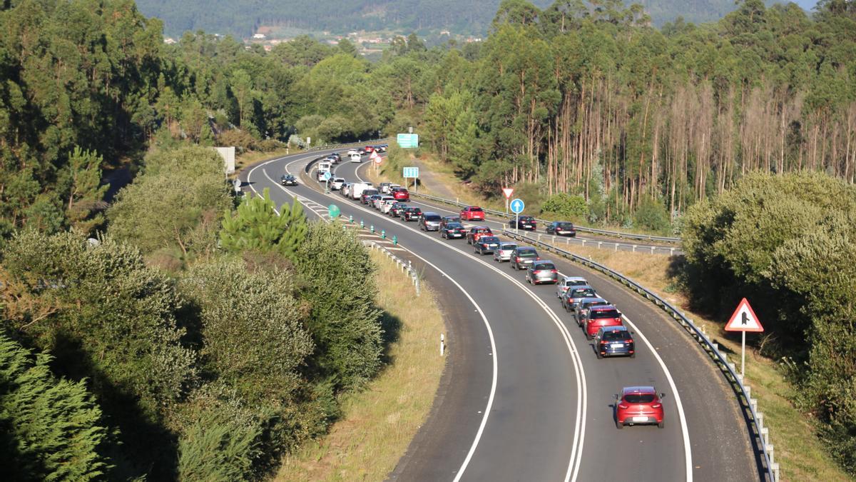 Las habituales retenciones a la salida de las playas, entre A Lanzada y la Autovía do Salnés.