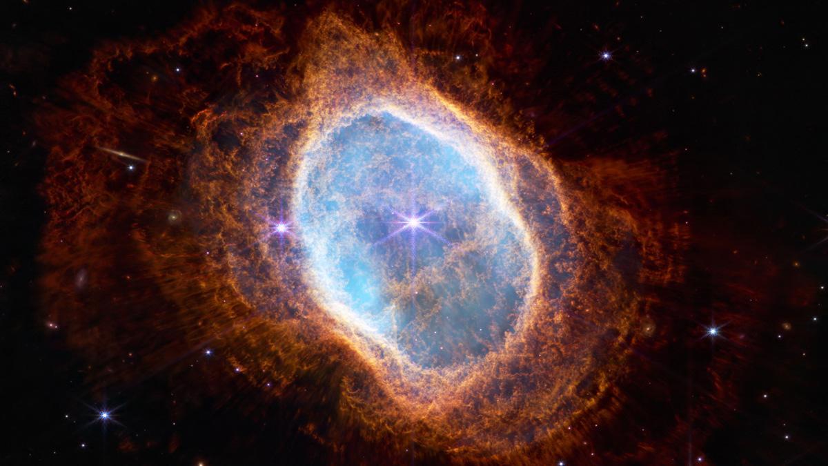 La estrella más tenue en el centro de esta escena ha estado enviando anillos de gas y polvo durante miles de años en todas direcciones, y el Telescopio Espacial James Webb de la NASA ha revelado por primera vez que esta estrella está cubierta de polvo.