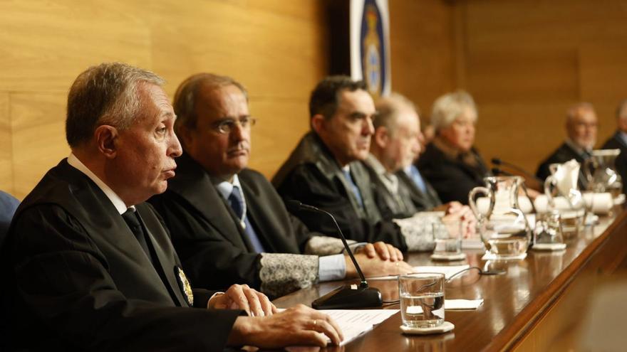 Por la izquierda, Adolfo Menéndez durante su intervención, con Javier Junceda a su lado. | LUISMA MURIAS