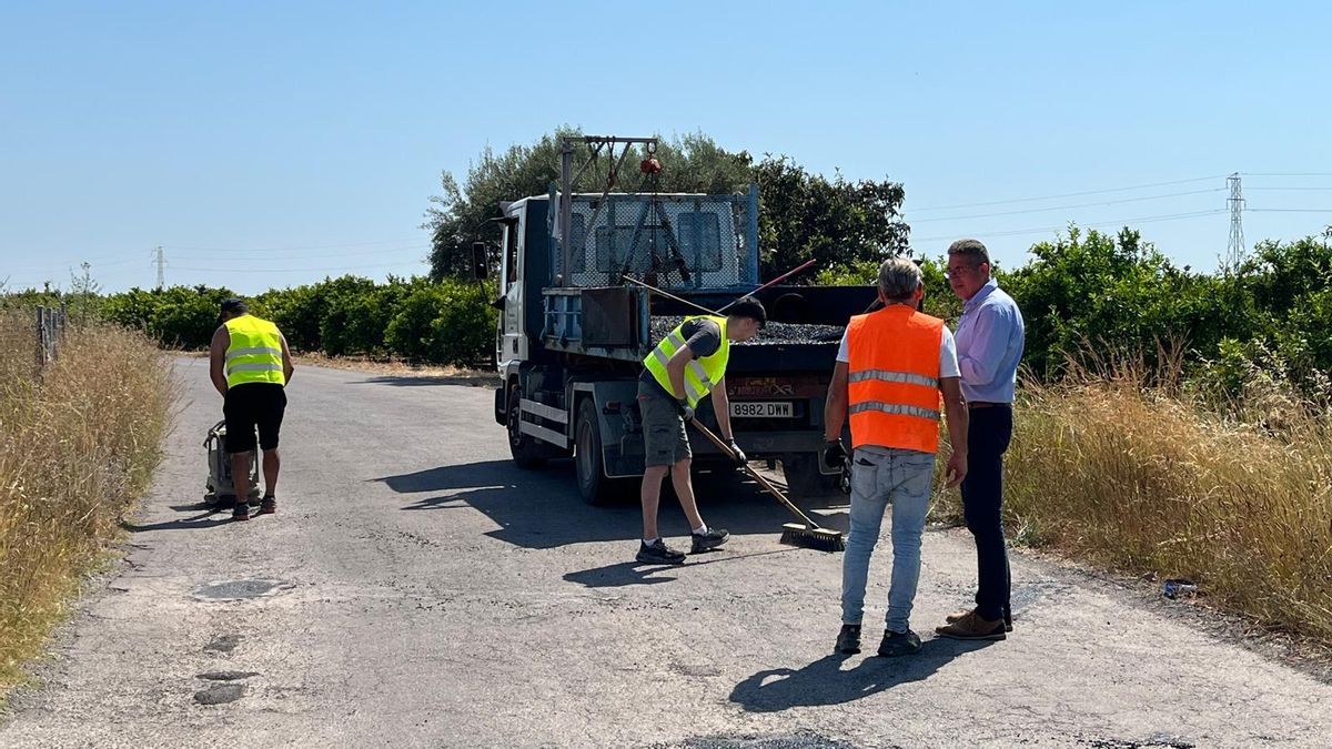 Burriana inicia trabajos de mejora del firme en caminos rurales y vías urbanas con una inversión superior a los 110.000 euros.