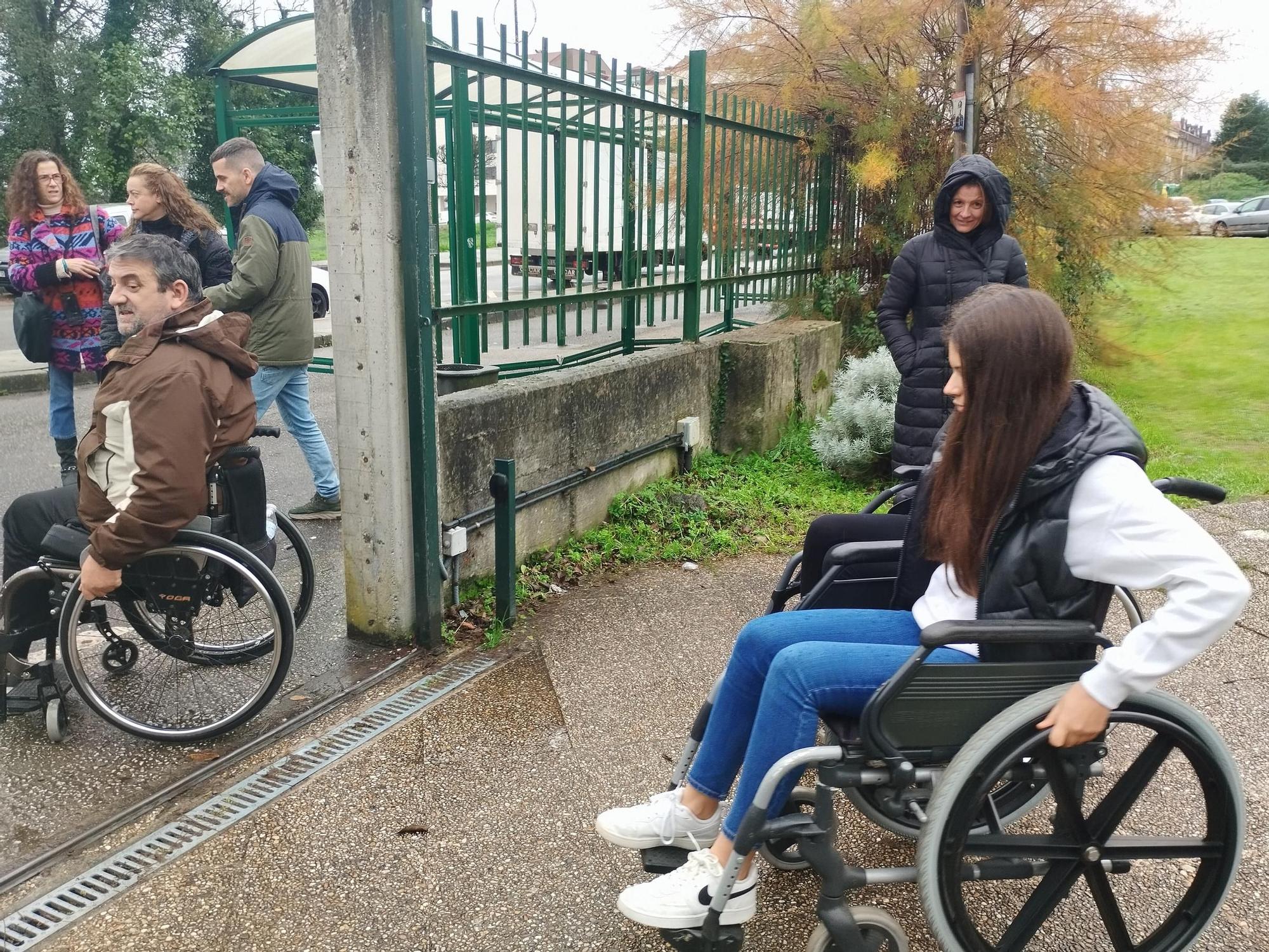 Así fue el paseo en silla de ruedas de los estudiantes del IES de Llanera