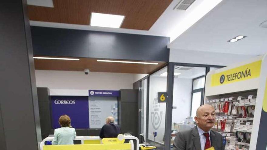 Roberto Fernández, jefe de las oficinas de Correos en el norte de España, el día que presentó el nuevo local de atención al público abierto en Avilés.