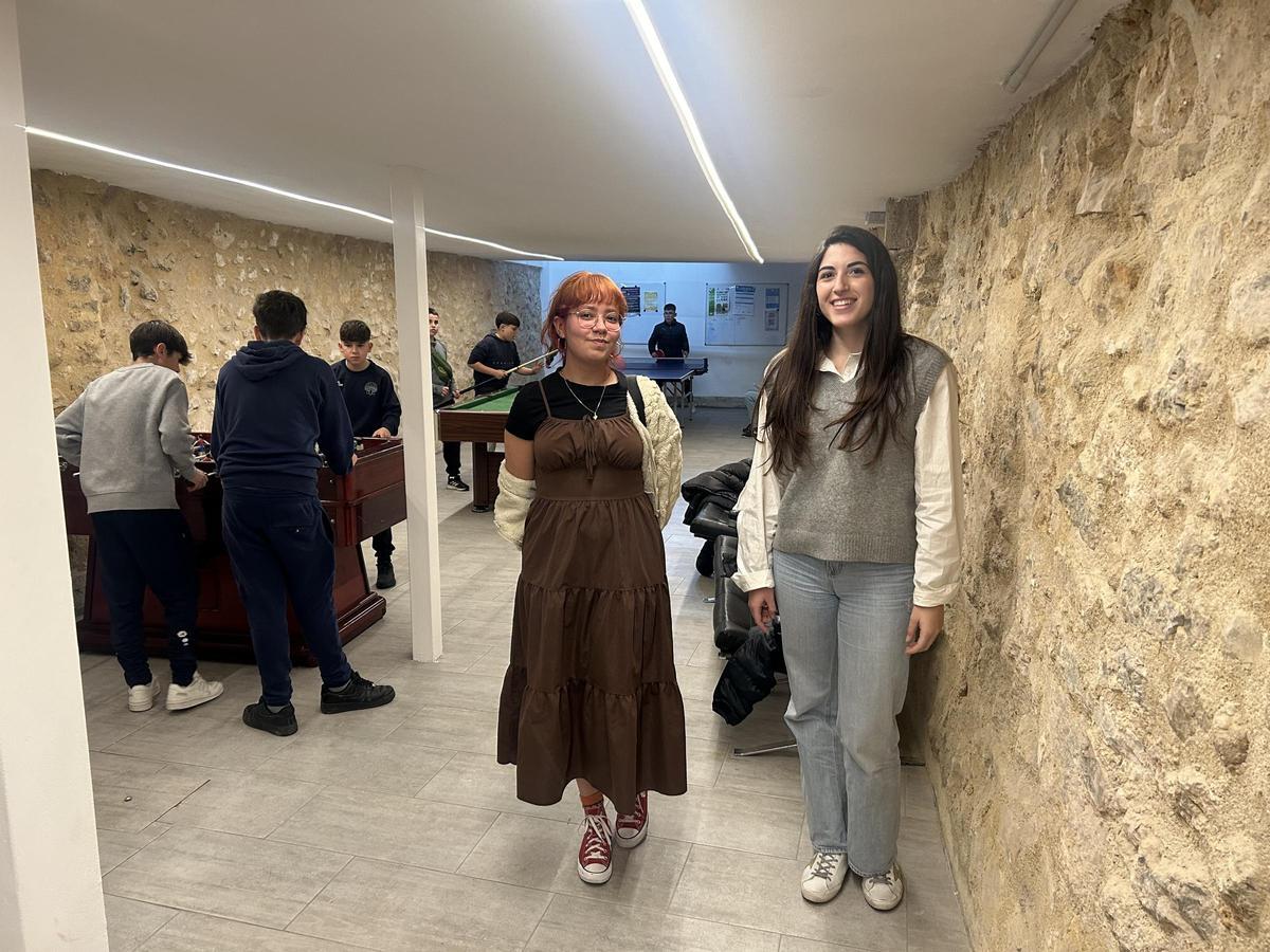 Las dos coordinadoras del Casal, con los jóvenes de fondo.