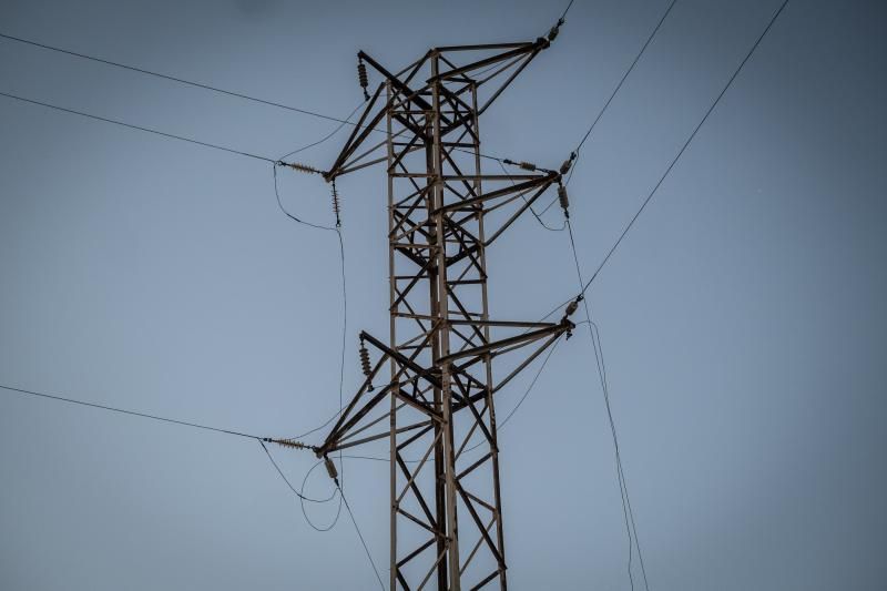 Caída de cableado eléctrico en Arico.