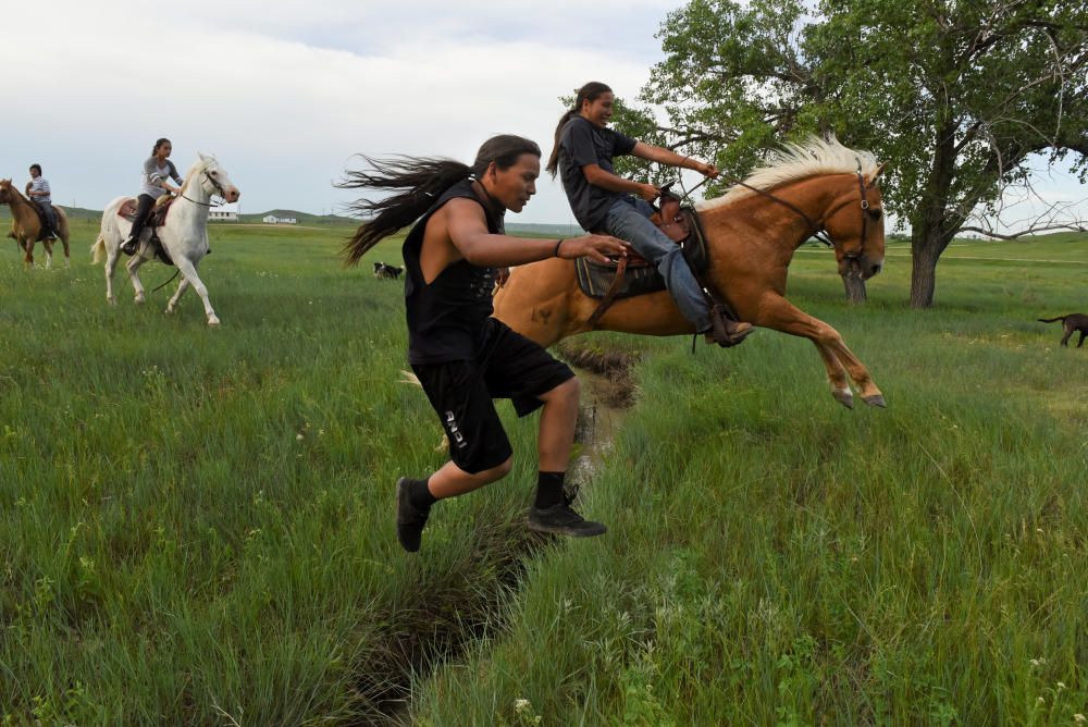 Nativos americanos en la Reserva del Río Cheyenne en Green Grass, Dakota del Sur.
