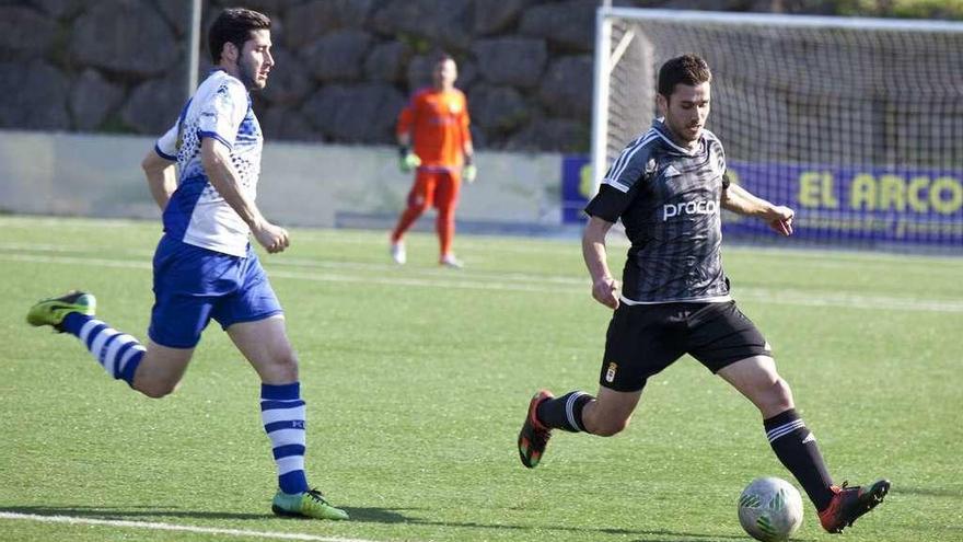 Lucas, con el balón, perseguido por el jugador del Tuilla Villa.