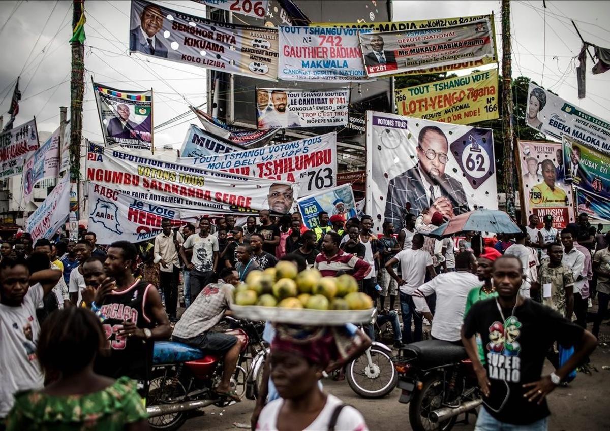  Carteles electorales en el centro de de Kinshasa, esperando la segunda vuelta el 23.