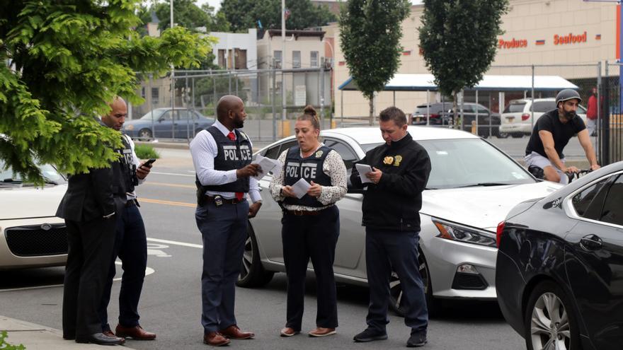 Agentes de policía investigan la escena en la Avenida Prospect en la sección de Longwood del municipio, donde una persona fue disparada por un hombre armado frente a la Iglesia de San Antonio de Padua.