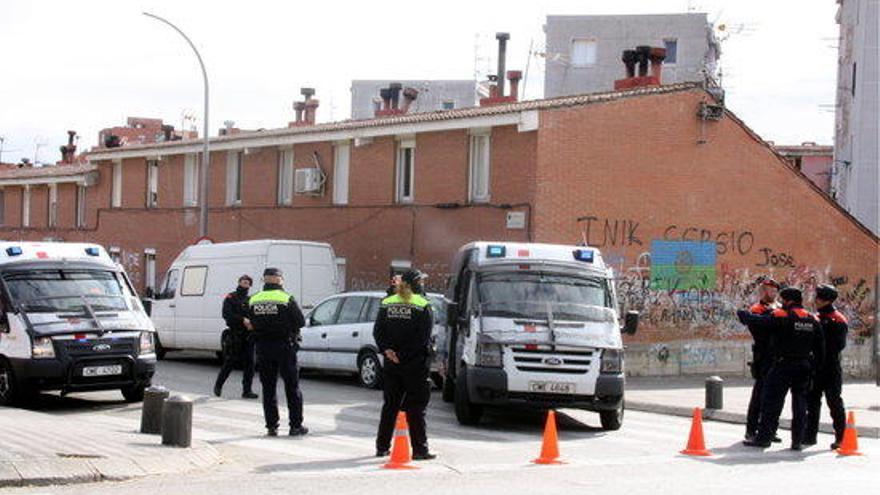 Presència policial als accessos del barri de Sant Joan