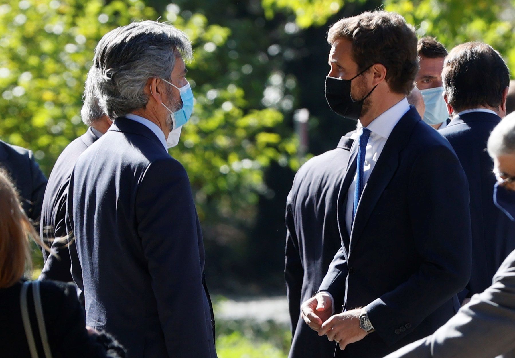 El líder del PP, Pablo Casado conversa con el presidente del Tribunal Supremo y del CGPJ, Carlos Lesmes, a su llegada al Monasterio de Yuste.