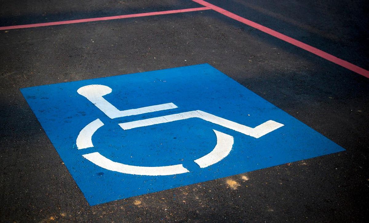Una plaza de aparcamiento para personas con movilidad reducida