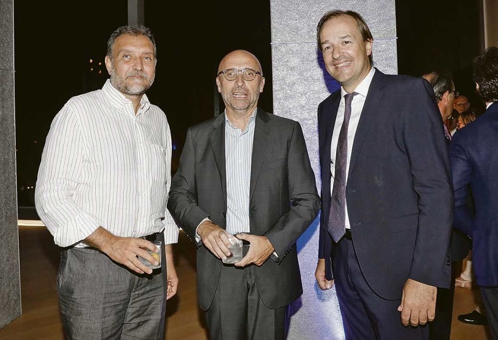 Tomeu Matemales y Francisco Sales, de Banco Sabadell, junto al director territorial de BMN, Antoni Serra.