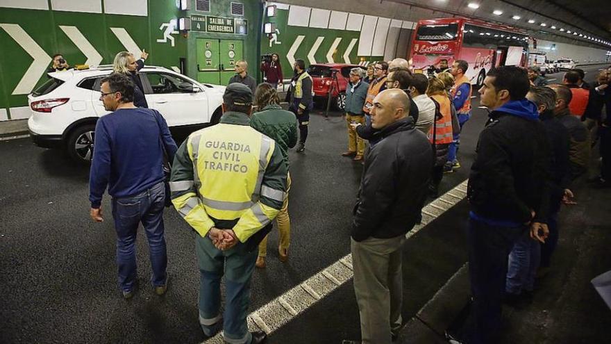 Un momento del simulacro en el interior del túnel, junto a una de las salidas de emergencias. // Marta G. Brea