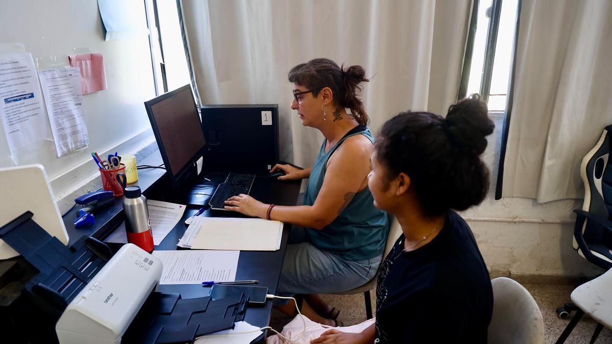 Una ONG tramita la documentación a una migrante ayer, en Alfafar.