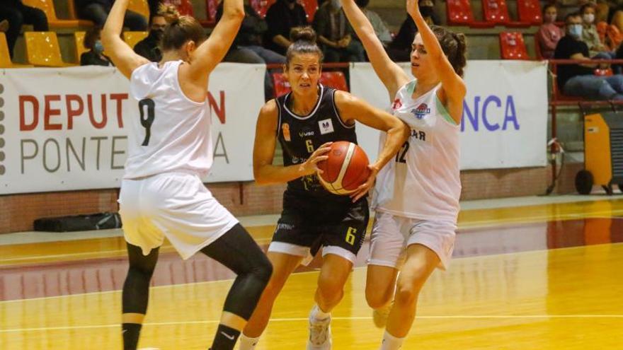 Sara Gómez trata de superar a Marta Martínez y Catarina Barreiros en un lance del partido.