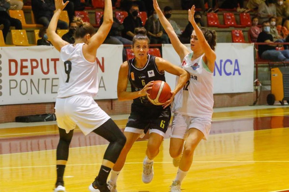 Sara Gómez trata de superar a Marta Martínez y Catarina Barreiros en un lance del partido.