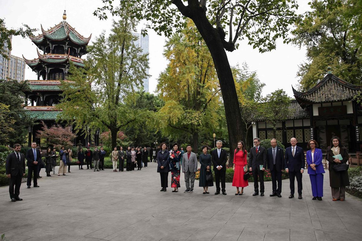 La reina Letizia rinde homenaje a Antonio Machado en el parque de una poeta en Chengdú