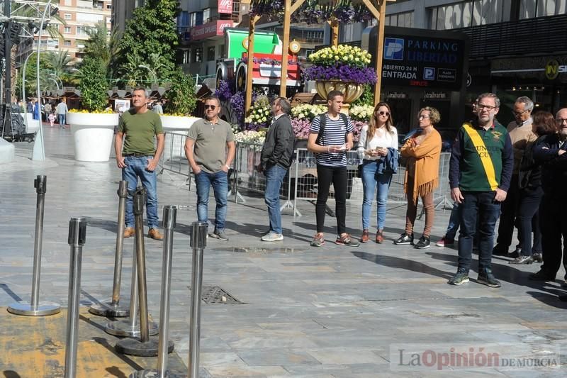 Concentración en la Avenida de la Libertad por la quema de la escultura floral