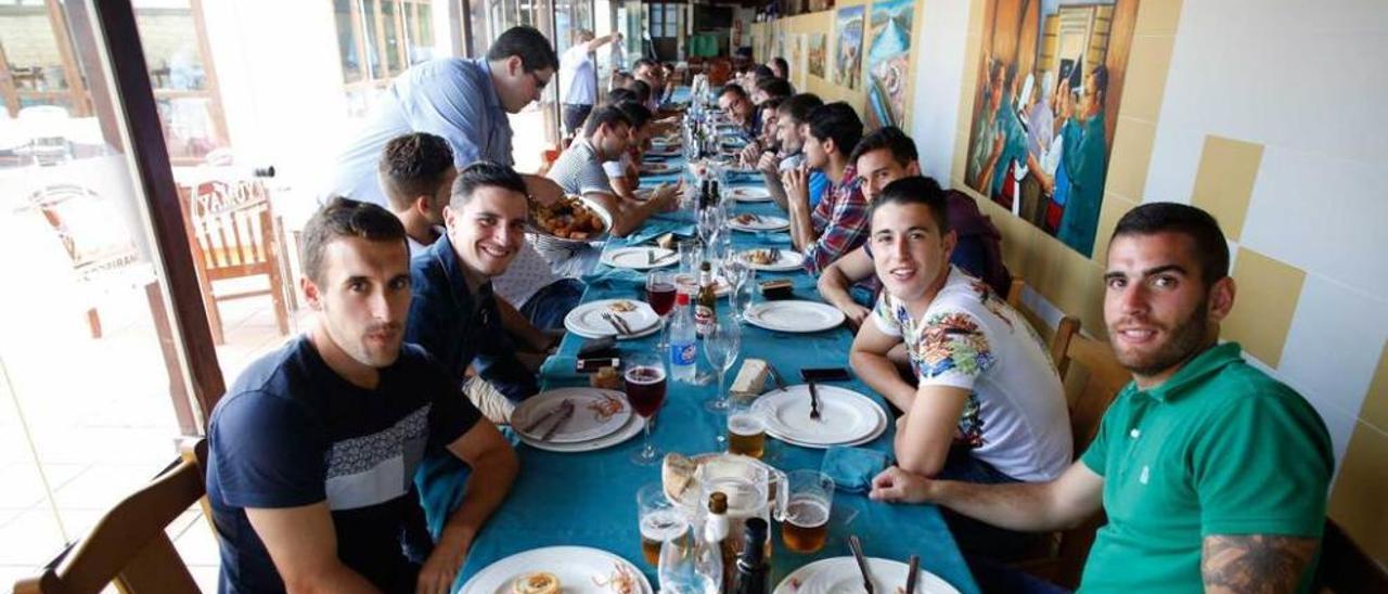 Los jugadores, durante la comida en Villalegre.