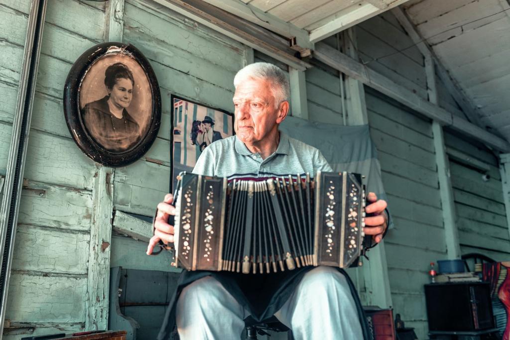 Tocando el bandeón en Caminito.