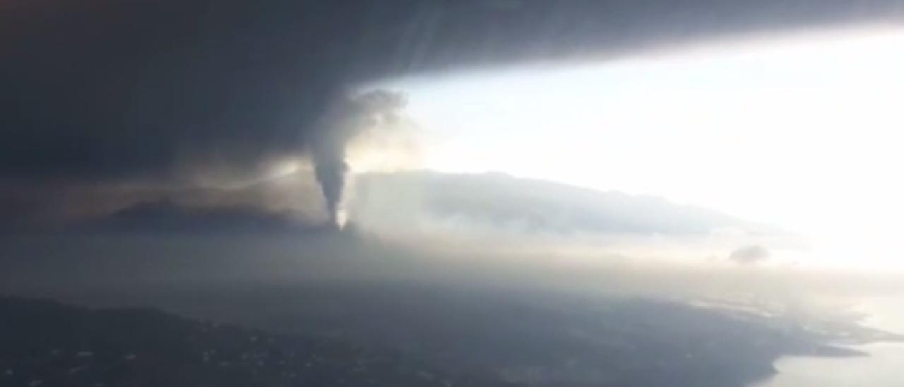 Así expulsa ceniza el volcán de La Palma, visto desde el aire