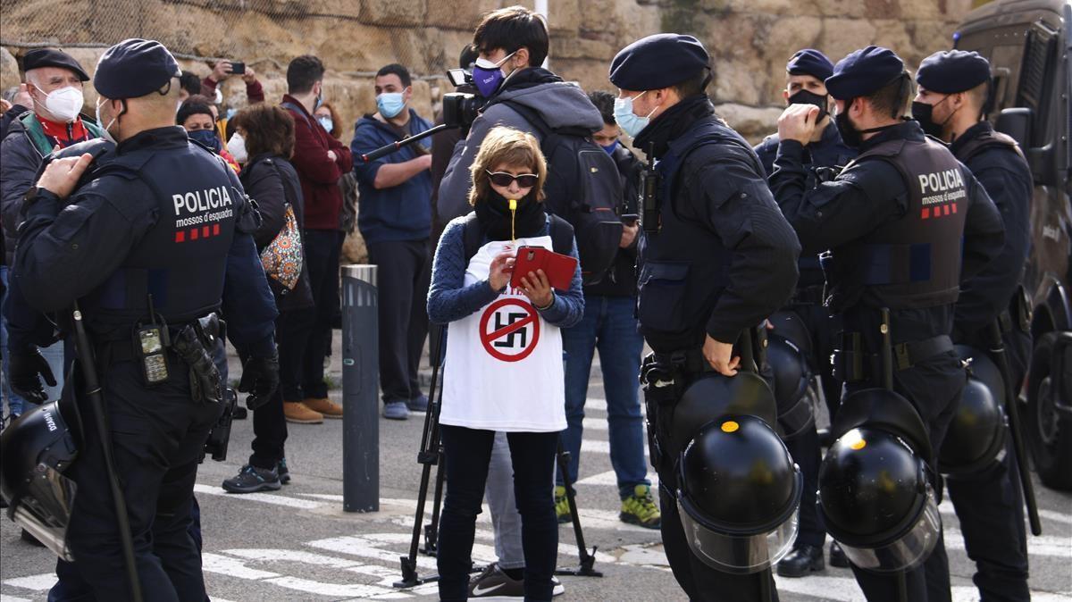 Manifestantes antifascistas protestan por el acto de campaña de Vox en Tarragona.