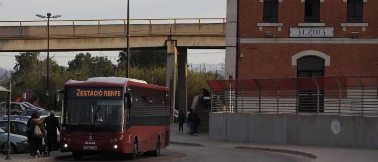 El autobús urbano de Alzira se retrasa hasta 7 minutos por la peatonalización
