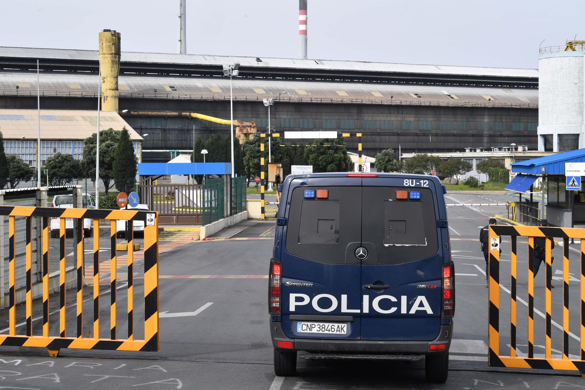 Registro policial en la fábrica de Alú Ibérica