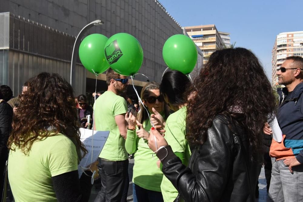 Los interinos de Educación protestan por las oposi