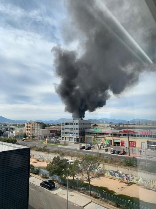 El fuego, iniciado poco después de las tres de la tarde de este martes, ha generado una columna de humo visible desde muchos puntos de Málaga.