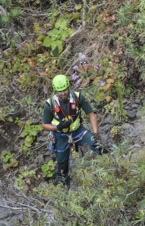 23/05/2018 BUEN LUGAR, FIRGAS. Especialistas en escaladas de la Guardia Civil se han trasladado desde Tenerife para la busqueda de los restos oseos en el cauce del barranco de Buen Lugar. FOTO: J. PÉREZ CURBELO  | 23/05/2018 | Fotógrafo: José Pérez Curbelo