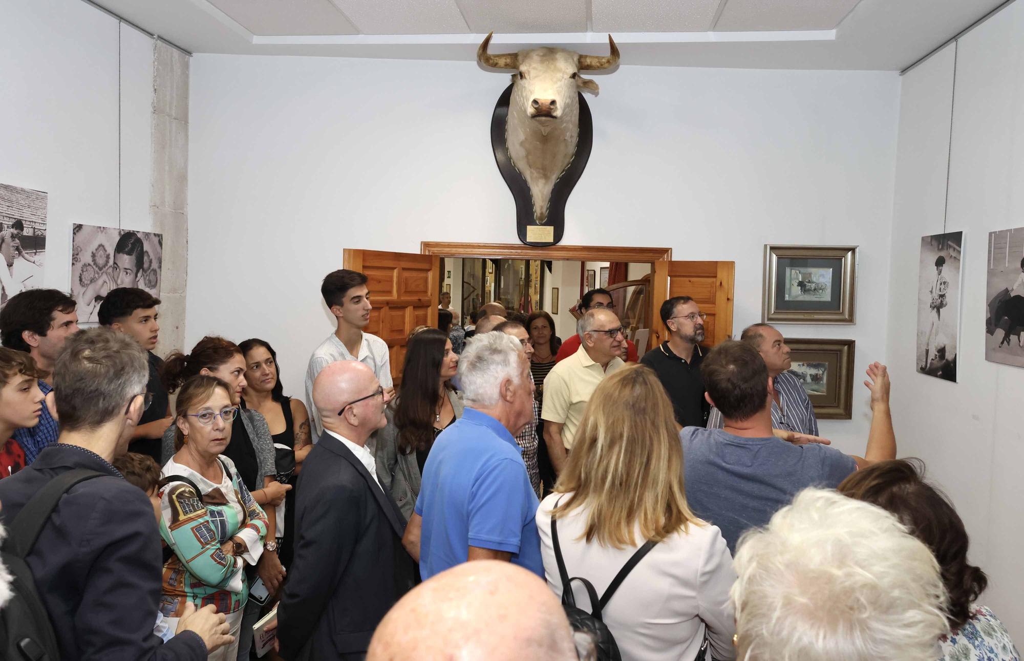 Inauguración de la exposición fotográfica de Manzanares(padre) con la cámara de Perfecto Arjones