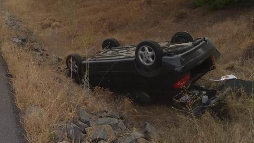 Herido al salirse de la calzada y volcar en la A-4