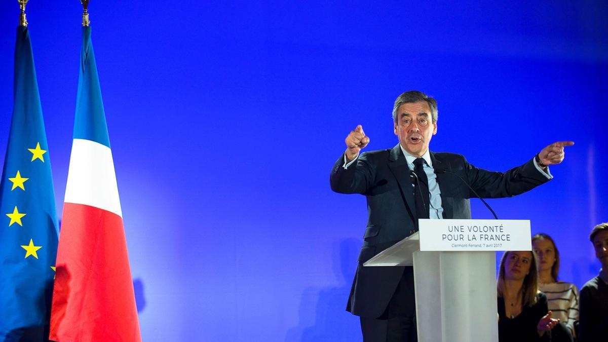 Francois Fillon interviene en un mitin en Cournon-d'Auvergne, en el centro de Francia, el viernes 7 de abril