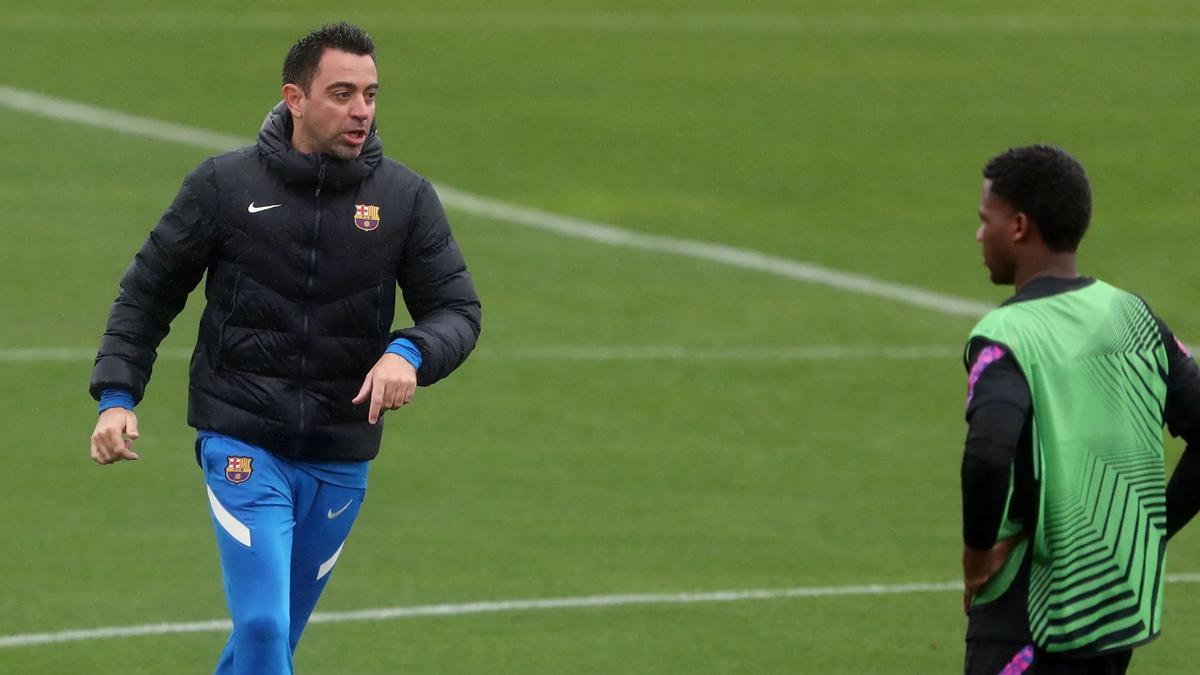 xavi hernandez se dirige a ansu fati en el entrenamiento de hoy 13/04/2022 fcb fc barcelona