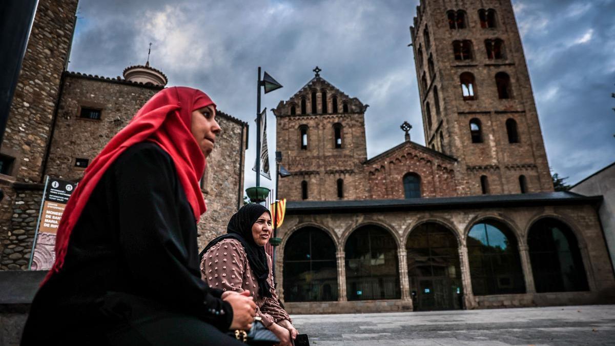 Dos mujeres musulmanas, delante del monasterio de Ripoll.