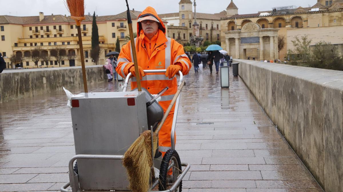 Un trabajador de Sadeco durante su jornada laboral en el Puente Romano de Córdoba.