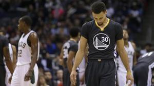 Stephen Curry, con la mirada perdida, en su partido ante los Bucks