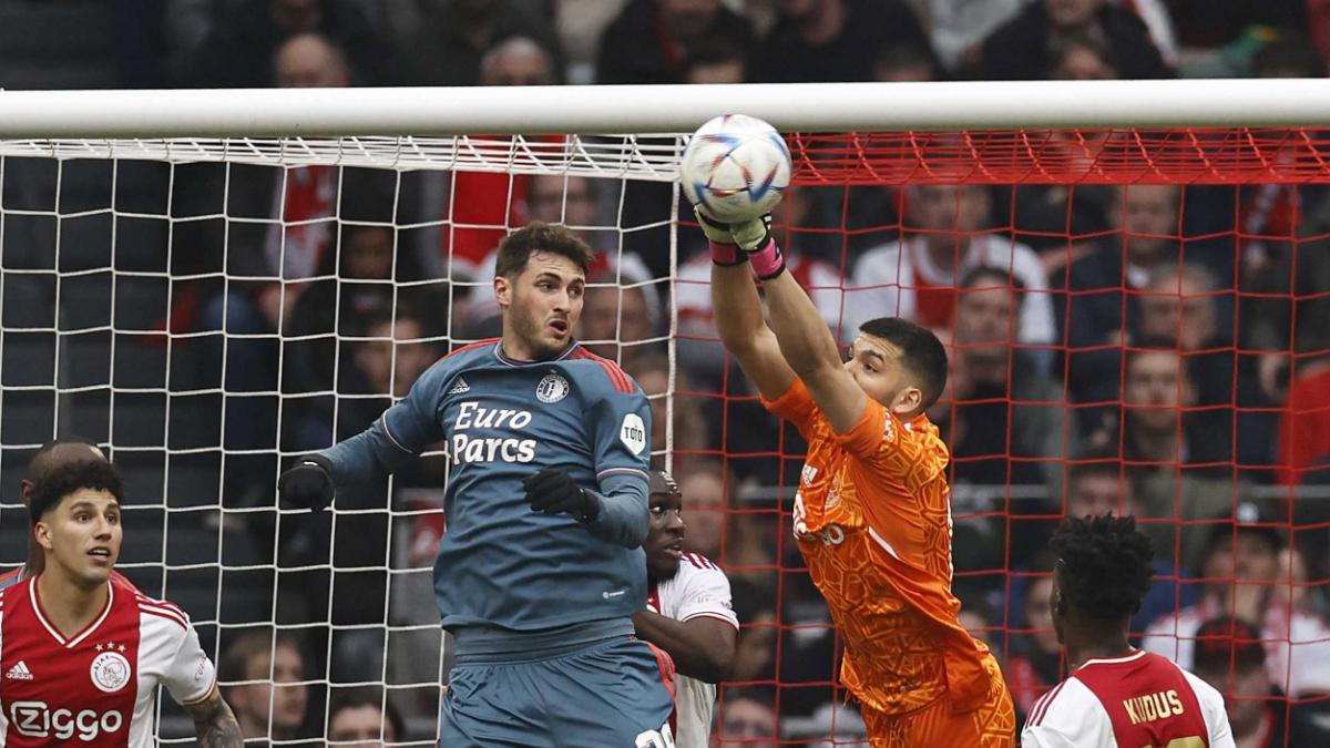 Santiago Giménez disputando un balón en un partido contra el Ajax