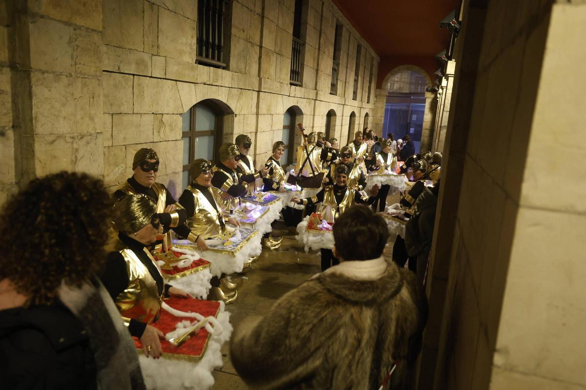 En imágenes: El concurso de murgas de Avilés bajo la lluvia En imágenes: El concurso de murgas de Avilés bajo la lluvia