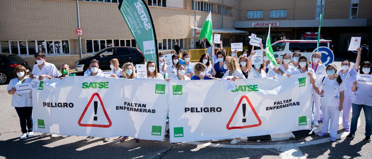 El sindicato Satse organizó ayer una protesta en el General para reclamar 66 enfermeras para el hospital.