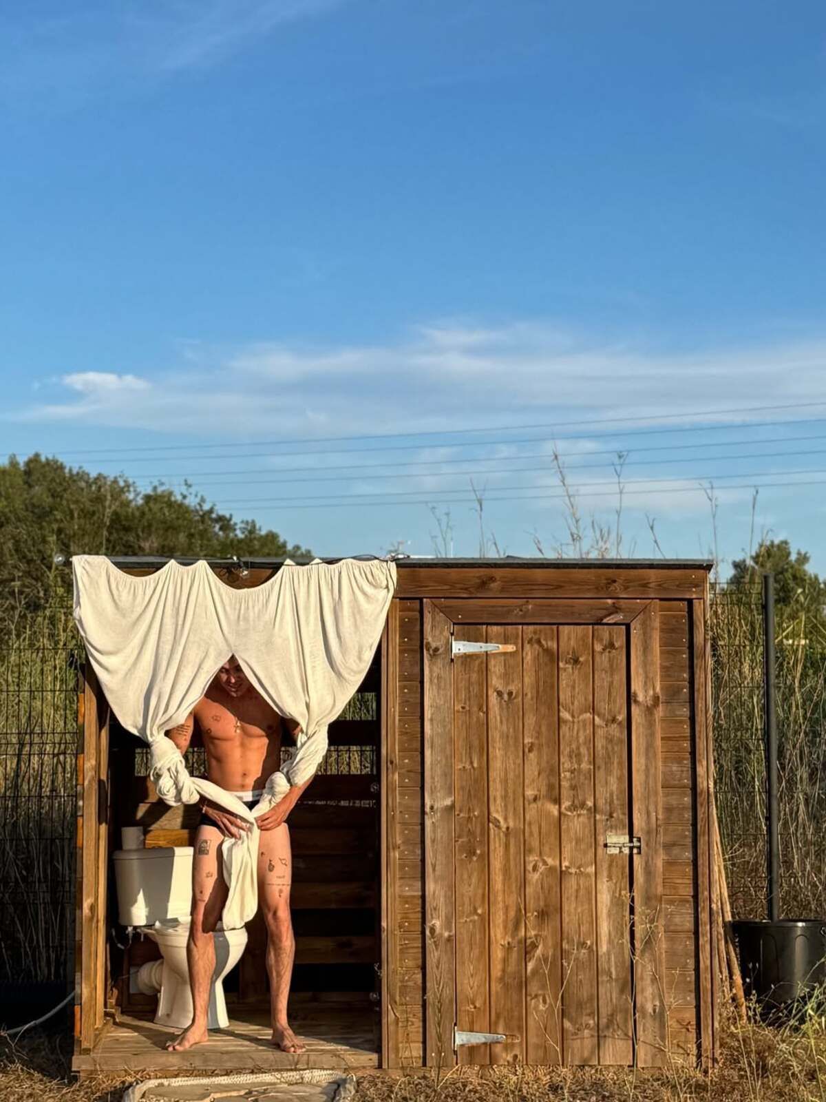 Arón Piper en una foto en un baño