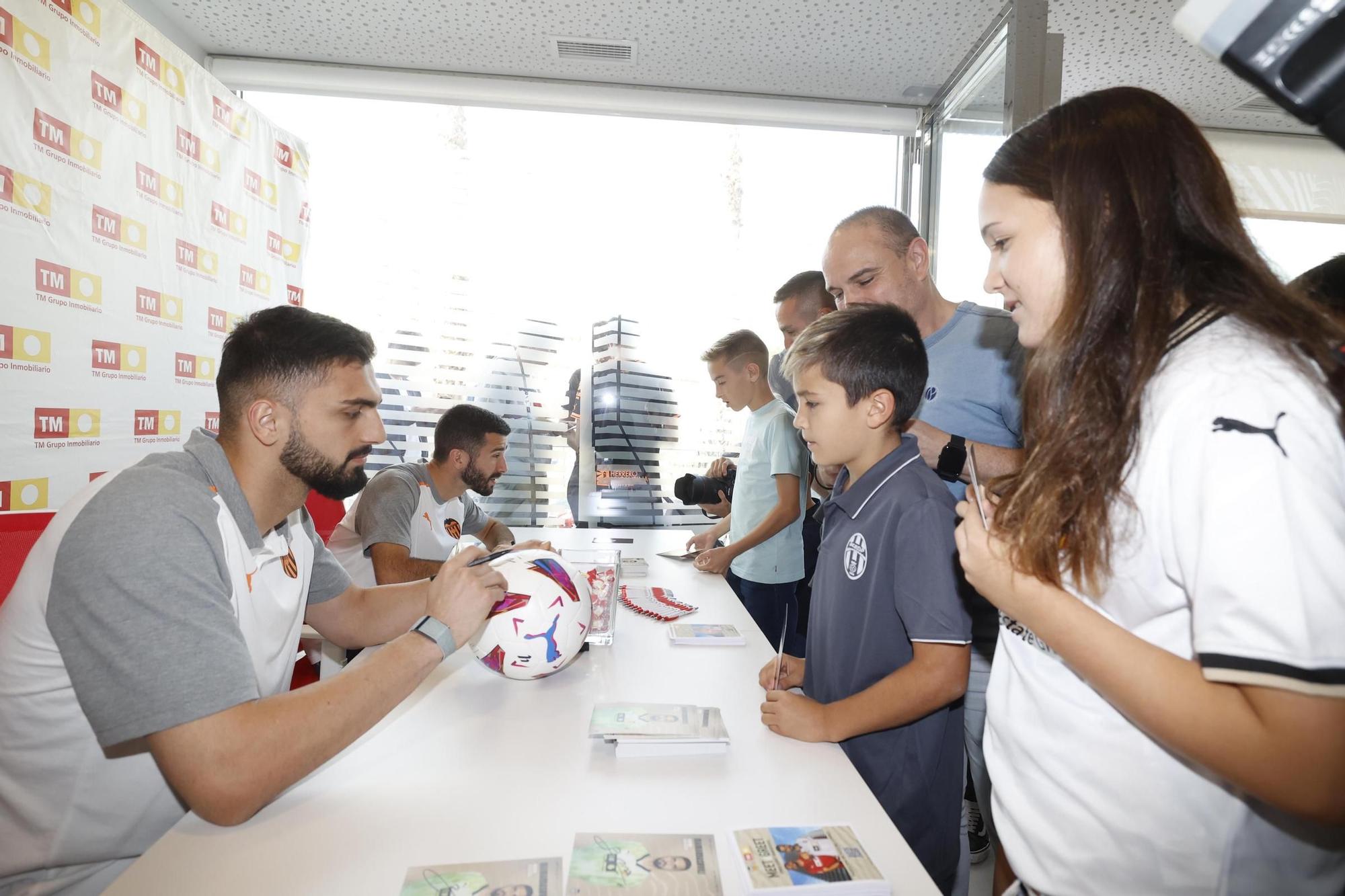 Los jugadores del Valencia CF José Luis Gayà y Giorgi Mamardashvili en un Meet&Greet en Benidorm