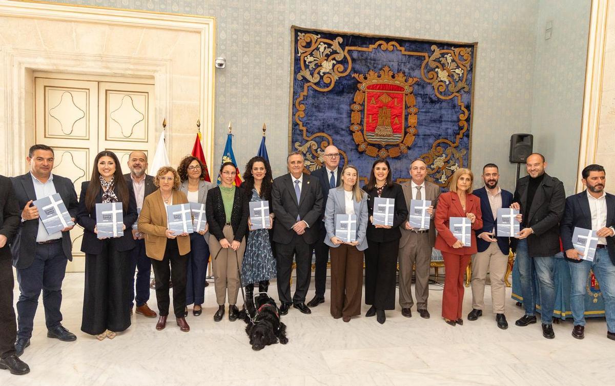 Alicante presenta una Revista de Semana Santa con guiños al papel de la mujer, la cocina y la Santa Faz