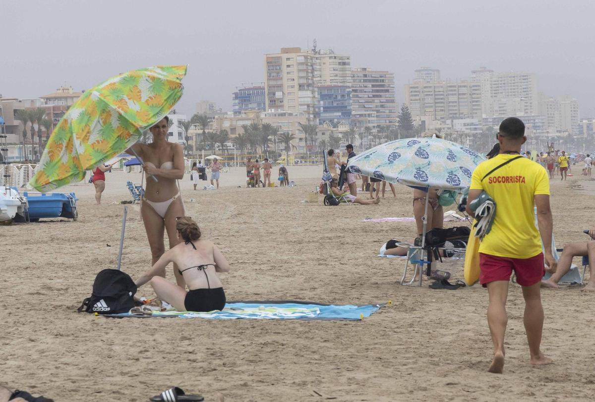 Bandera roja en la playa de San Juan en Alicante: los socorristas obligan a los bañistas a salir del agua por la alerta de viento