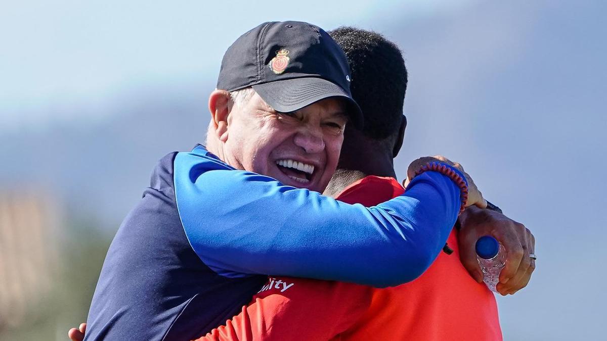 Javier Aguirre, técnico del Real Mallorca, durante un entrenamiento en Son Bibiloni.