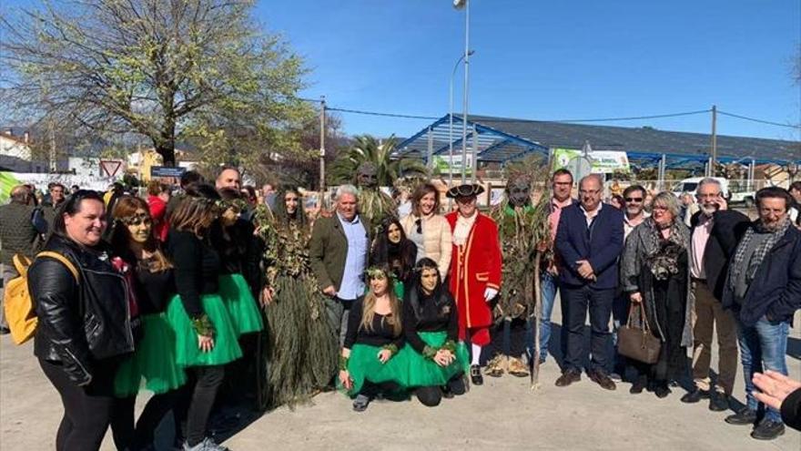 Villanueva de la Sierra planta 200 ejemplares en la Fiesta del Árbol