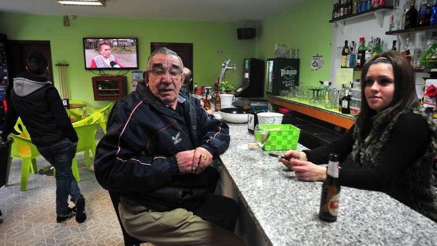 Vecinos de Zamar, viendo la noticia del atraco a &quot;Vero&quot;. // Iñaki Abella