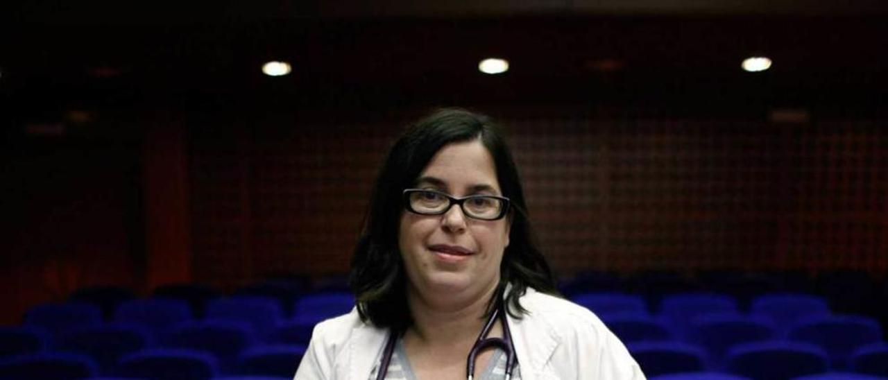 Eva Fernández, ayer, en el salón de actos del Hospital San Agustín.